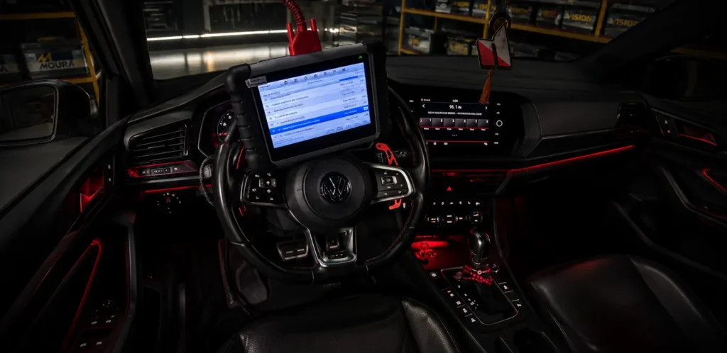 Diagnóstico eletrônico automotivo com scanner e notebook em Nova Serrana