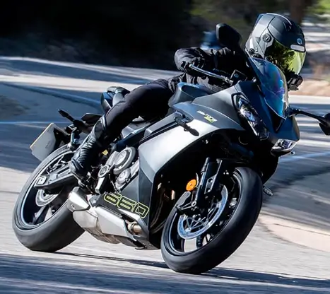 Motociclista em alta performance - baterias para moto