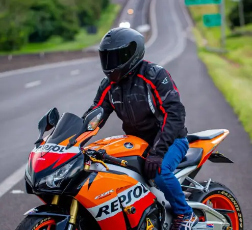 Motociclista em estrada - baterias para moto em Nova Serrana
