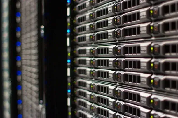 Rack de servidores protegido por nobreak
