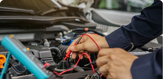 Técnico com multímetro avaliando bateria e sistema elétrico do motor